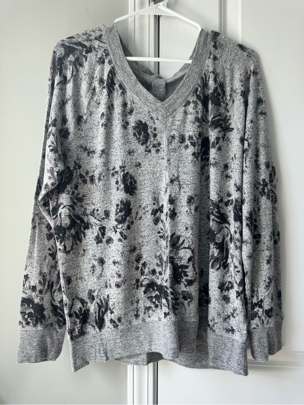 Maurice’s gray and black floral pullover sweatshirt size large